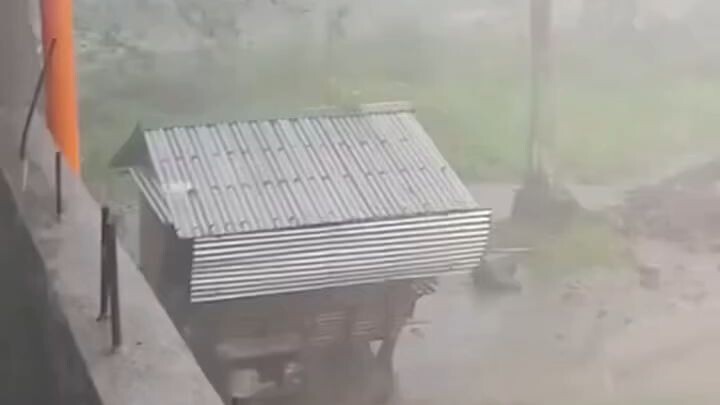 As Of 11am Super Typhoon Uwan in Bicol Region Keep Safe everyone🌀🇵🇭🙏