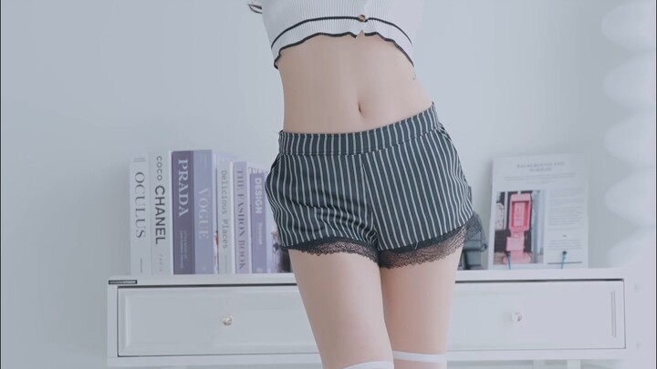 การแต่งตัวน่ารักของพี่สาว ChoiApple กับกางเกงขาสั้นลูกไม้และถุงเท้าเหนือเข่า