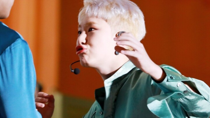 เฮ้เพื่อน คุณกำลังเต้นรำ! นี่มันไม่หยุดเลยนะ ไม่เลือกฉัน!!! ในช่วงทายเพลงของคอนเสิร์ต Kra Island ของ