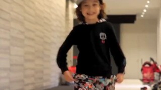 [SM new boy group JayJay] Woohoo is so cute that I feel dizzy. The precious baby who is locking his 