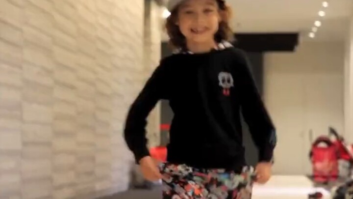 [SM new boy group JayJay] Woohoo is so cute that I feel dizzy. The precious baby who is locking his 