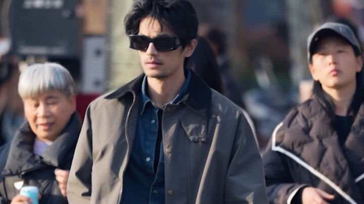 Hunting-style jacket attracts some female fans—totally on point!