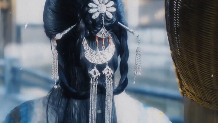 On the Atmospheric Appeal of a Beautiful Woman's Back View