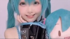 CUTE HATSUNE MIKU COSPLAY