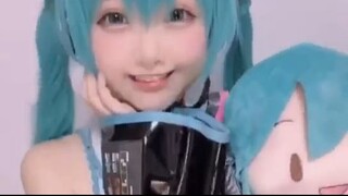 CUTE HATSUNE MIKU COSPLAY