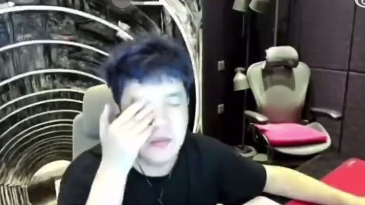 Nhóm con út uống rượu hài quá, ha ha ha! Hoàng Tử đến lúc 2 giờ, rồi ngủ mất lúc 2 giờ 5 phút.