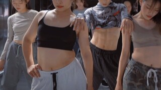 Koreografi Yaoye dalam "Watch Me Work" karya Tinashe yang super klasik memang dirancang untuk selalu