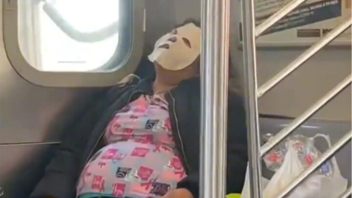 Cười chết mất! Tàu điện ngầm New York đúng là chuyện gì cũng có, toàn người tự tin xã giao cực đỉnh!
