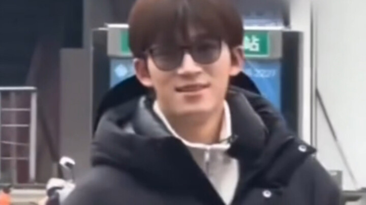 Wang Xingyue, the “little brother,” is here to watch the drama unfold.
