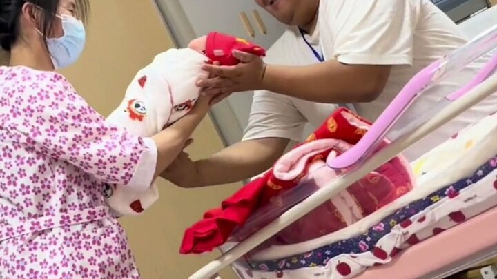 新手爸爸第一次抱女儿，“不中不中不中，快拿走”