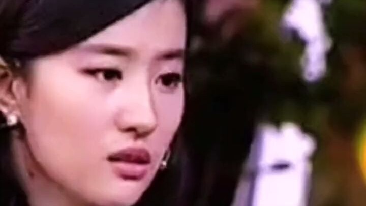 [Liu Yifei] Haha, this interview is amazing! Her “hung up”表情 is so cute!