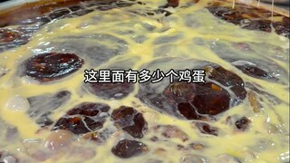 太原小伙卖打卤面，80个鸡蛋当水泼，12元一碗，四年不涨价
