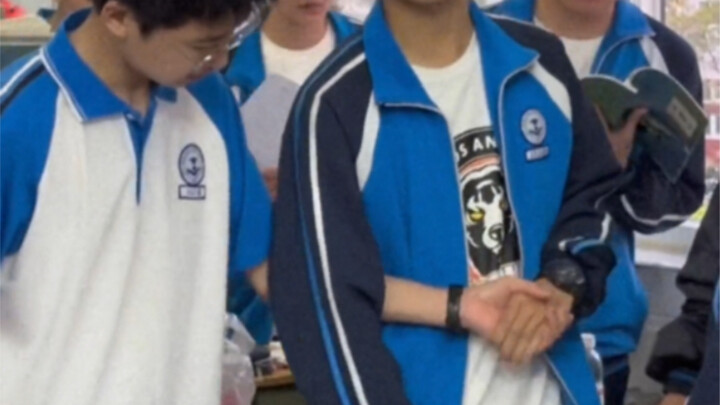 Con trai thẳng thắn trước mặt và sau lưng.