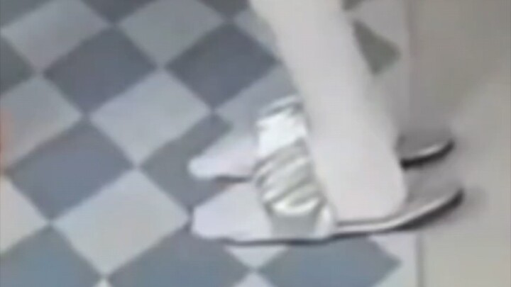 เสี่ยวตงตง ใครสอนให้คุณใส่รองเท้าแตะแบบนี้เหรอ?