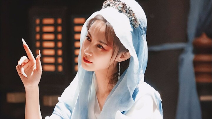 "Orang lain sedang membuat terobosan baru dengan memerankan yandere, tapi dia kembali ke zona nyaman