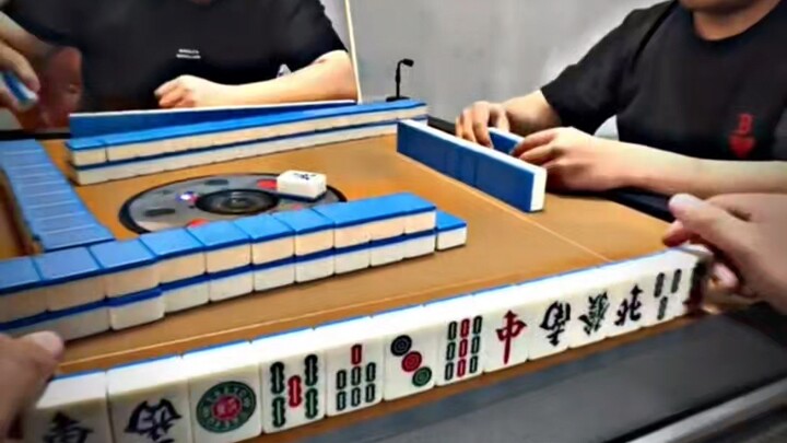 “การดวลบนโต๊ะไพ่นกกระจอก”