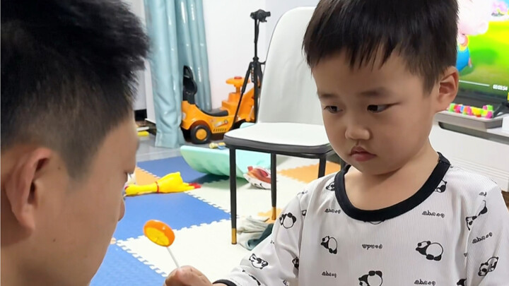 Bố bị hạ đường huyết suýt ngất, ai ngờ con trai còn nhỏ đã làm được điều này!