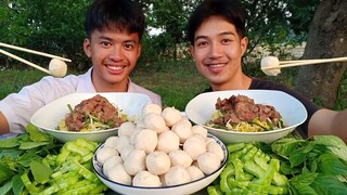 ลองกินลูกชิ้น "เชฟอ้อย" กินพร้อมกับก๋วยเตี๋ยวเนื้อเปื่อยเข้ากันมาก.