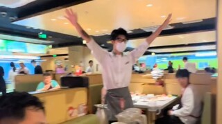 不是男模点不起 而是海底捞科目三更有性价比  大学生快来白嫖