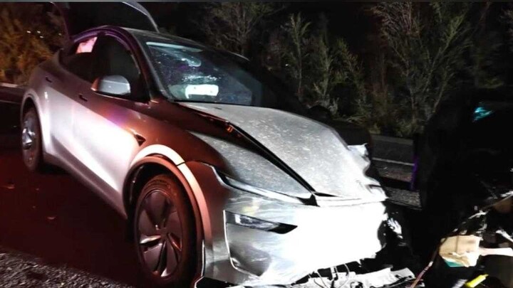 Late-night highway: 220 km/h head-on collision with a vehicle driving in the wrong lane