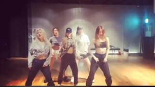 غرفة تدريب LISA + تحميل الرقص (علم الآثار على Instagram)