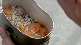 鬼子嫌弃伙食太差，不料八路冒充鬼子长官，一块面包就收买了鬼子！