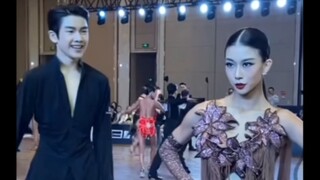 #王崇墨李茉涵Experience Momo's cowboy dance up close