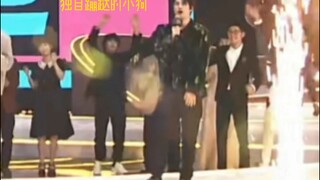 『Introverted Tomato vs. Socially Anxious Puppy』 You can tell they're genuinely happy