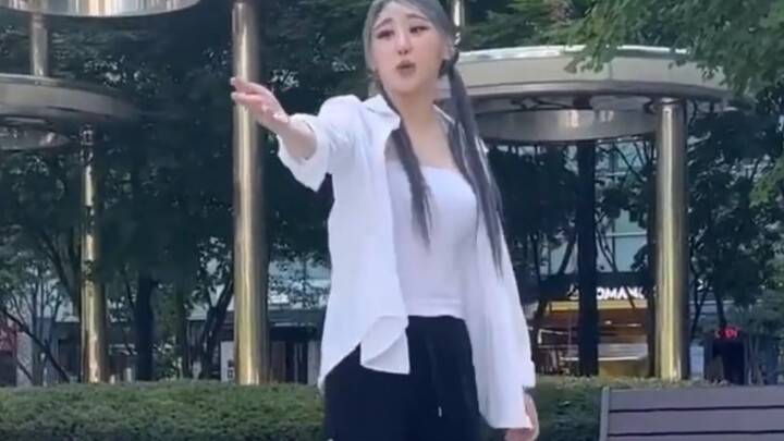 At the Colorful Performance fan meeting, imitating Jin Dudu's silly shoulder-shaking and Sakura's la