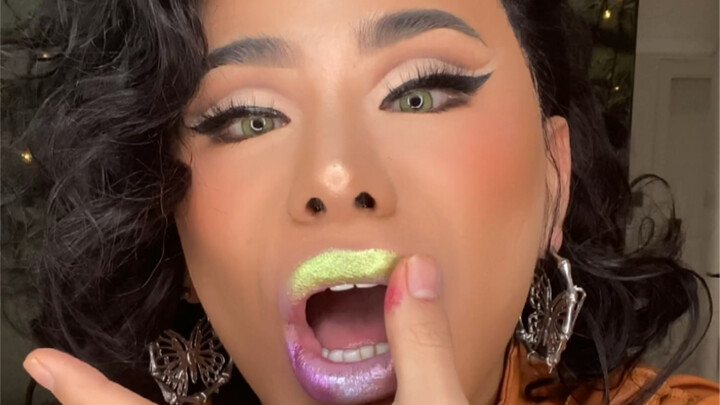 Mulut ini! Tantangan pakai eyeshadow jadi lipstik, keren abis! Berani coba nggak?