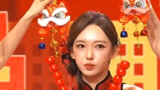 Bai Lu, Cheng Xiao and Song Yuqi took five consecutive photos together. Is there any one you like? T