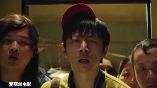 Người đàn ông không thích quá nhiều công nhân nhập cư trên tàu điện ngầm và mở miệng ở nơi công cộng