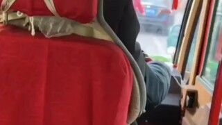 هذا التصرف من العم جعلني أضحك بشدة حتى أن معدتي تؤلمني