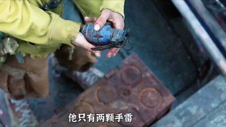 لديه قنبلتان يدويتان فقط، لكنه ألقى إحداهما في الماء، لأنه عالق في البحر منذ يومين ولم يأكل شيئاً، و