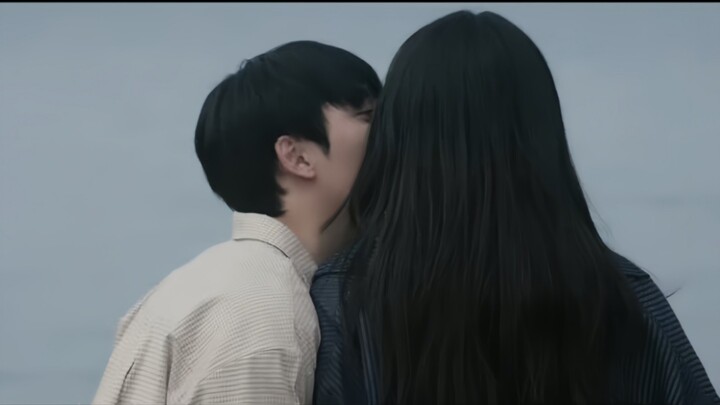 Oh my, a cheek kiss! Lee Young-ji’s “Small Girl” (feat. Do Kyung-soo) MV has been released!