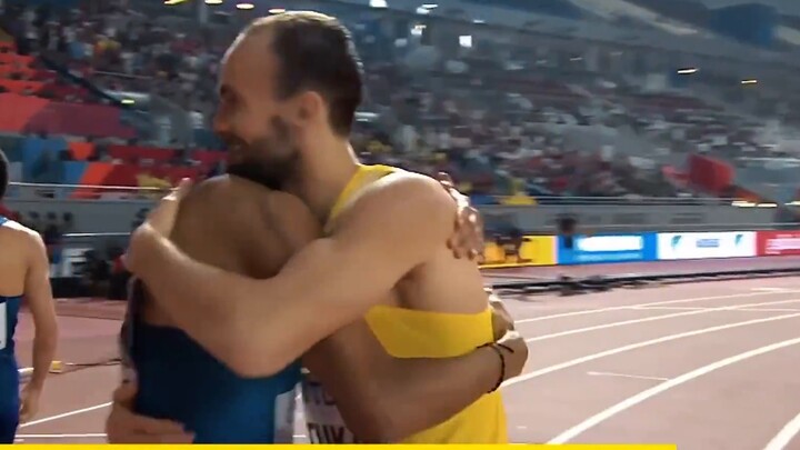 Final 800m non-manusia! Berlari sekuat tenaga dari awal, lalu bertahan di 400 meter terakhir.