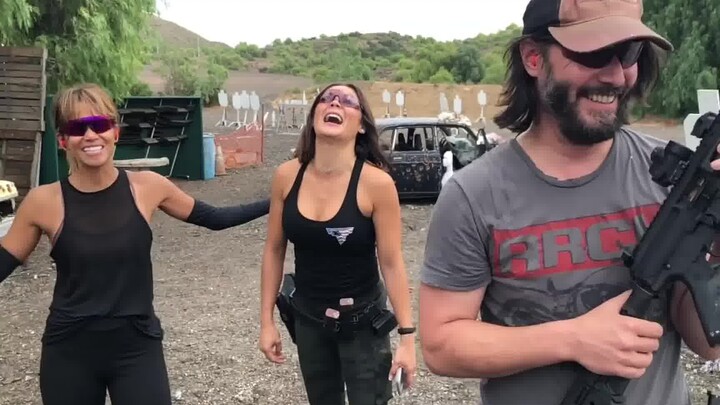 'Black Pearl' Halle Berry จับมือ 'Fast' Keanu Reeves ฝึกยิงปืนภาคปฏิบัติ