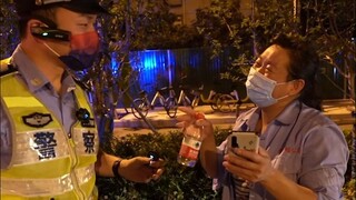 Late at night, Lao Jiao met a female truck driver from out of town.