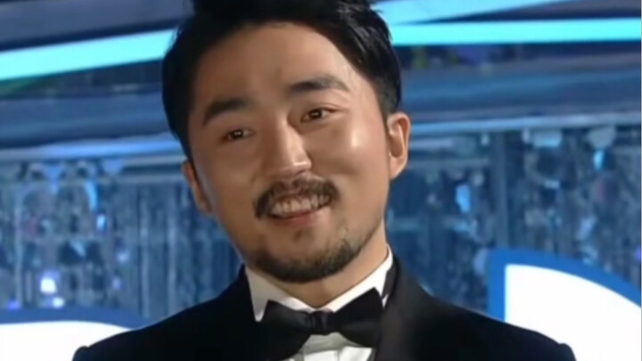 Đạo diễn buổi gala đúng là biết cách cắt màn hình chuẩn luôn🤣