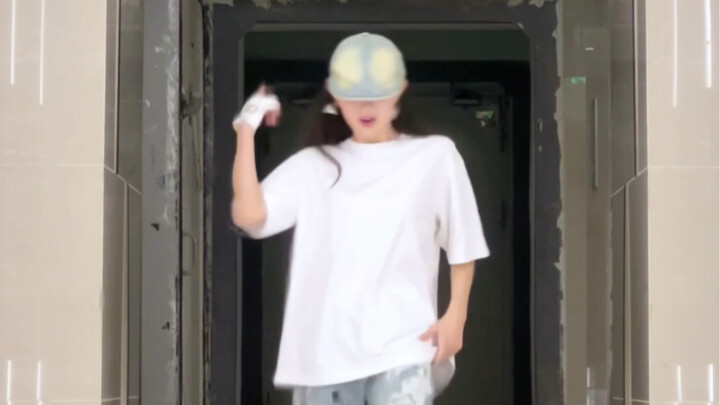 【Li Zixuan】Danced to SEVENTEEN's "Thunder" and the young boy Doudi in white appeared online