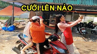 DIVA Cát Thy duyên dáng chụp ảnh cùng khách mua bánh tráng trộn