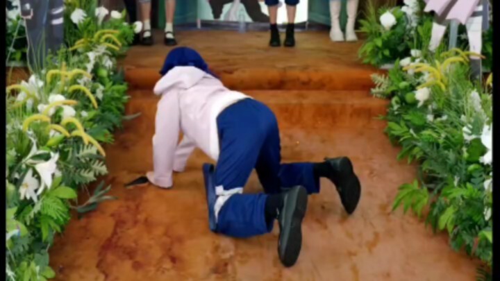 In order to keep the house clean, Lai Huang wiped the floor with his body