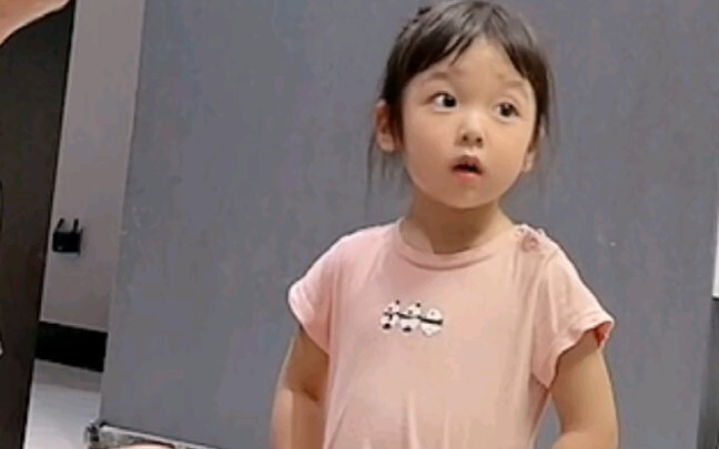 Membela ayahnya dan melindungi ayahnya, si "pengganggu kecil"