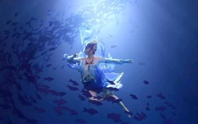 Anda selalu bisa percaya pada Henan TV! Mereka benar-benar mempromosikan budaya Tiongkok. Tarian baw