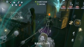 فتاة صغيرة تتمشّى مع شبح وتُبادر بالالتصاق به