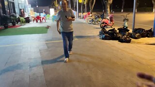 Một chàng trai trẻ đến từ vùng nông thôn đã gặp Giáo sư He từ Đại học Thanh Hoa trên đường phố Thành
