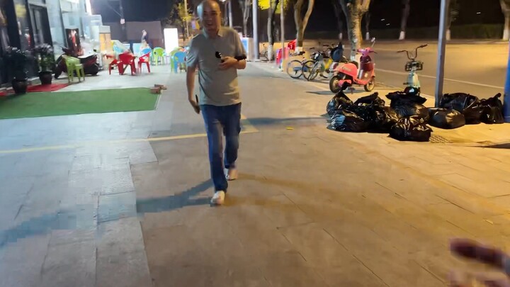 A young man from the countryside encountered Professor He from Tsinghua University on the streets of