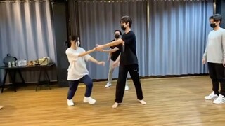 F4 Thailand benar-benar berlatih menari XD Maaf, saya masih tertawa.