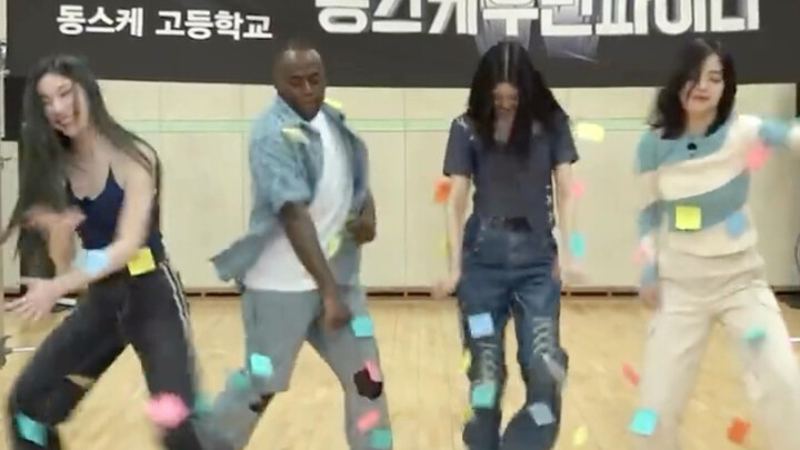 การแข่งขันเหวี่ยงโพสต์อิทของวง ITZY