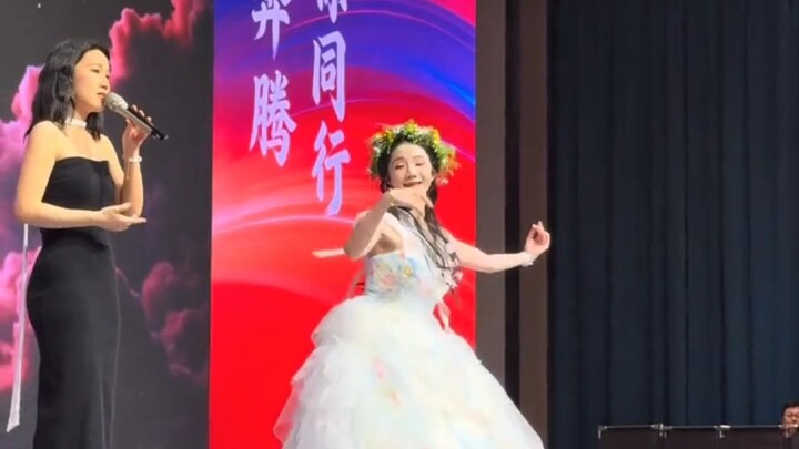Invited to the Chongqing University Alumni Association event, Zhezhe performed “The World Has Given 